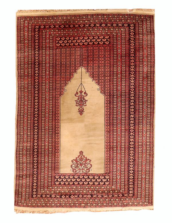 Tappeto Baku a preghiera su fondo avana e rosso, M. 1,86 x 1,27