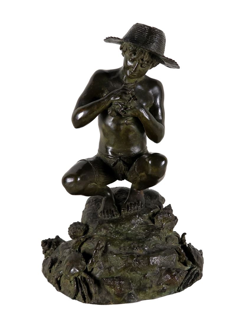 Firmata. "Pescatorello con crostacei e molluschi", scultura in bronzo di ottima fattura
