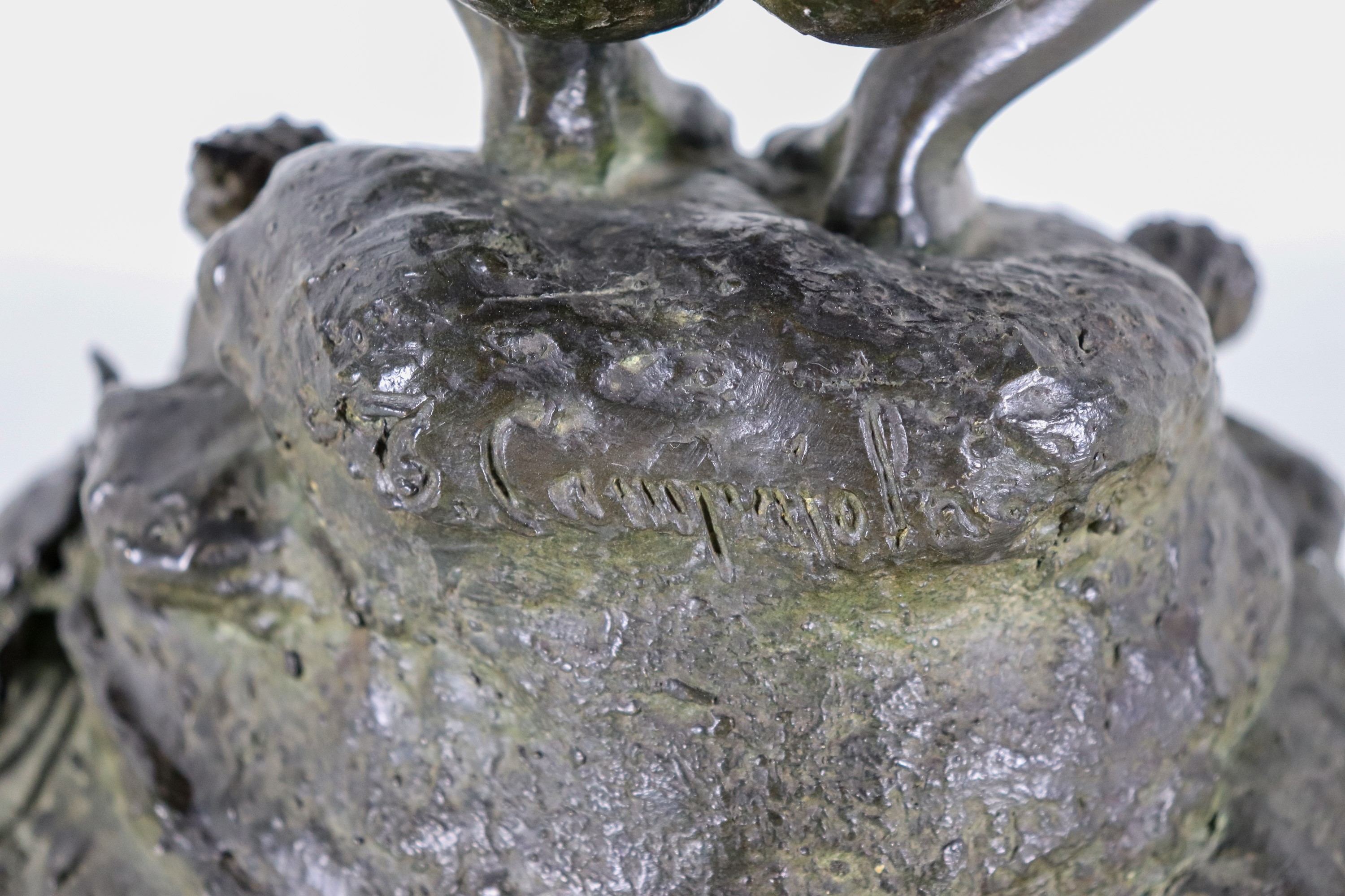 Firmata. "Pescatorello con crostacei e molluschi", scultura in bronzo di ottima fattura