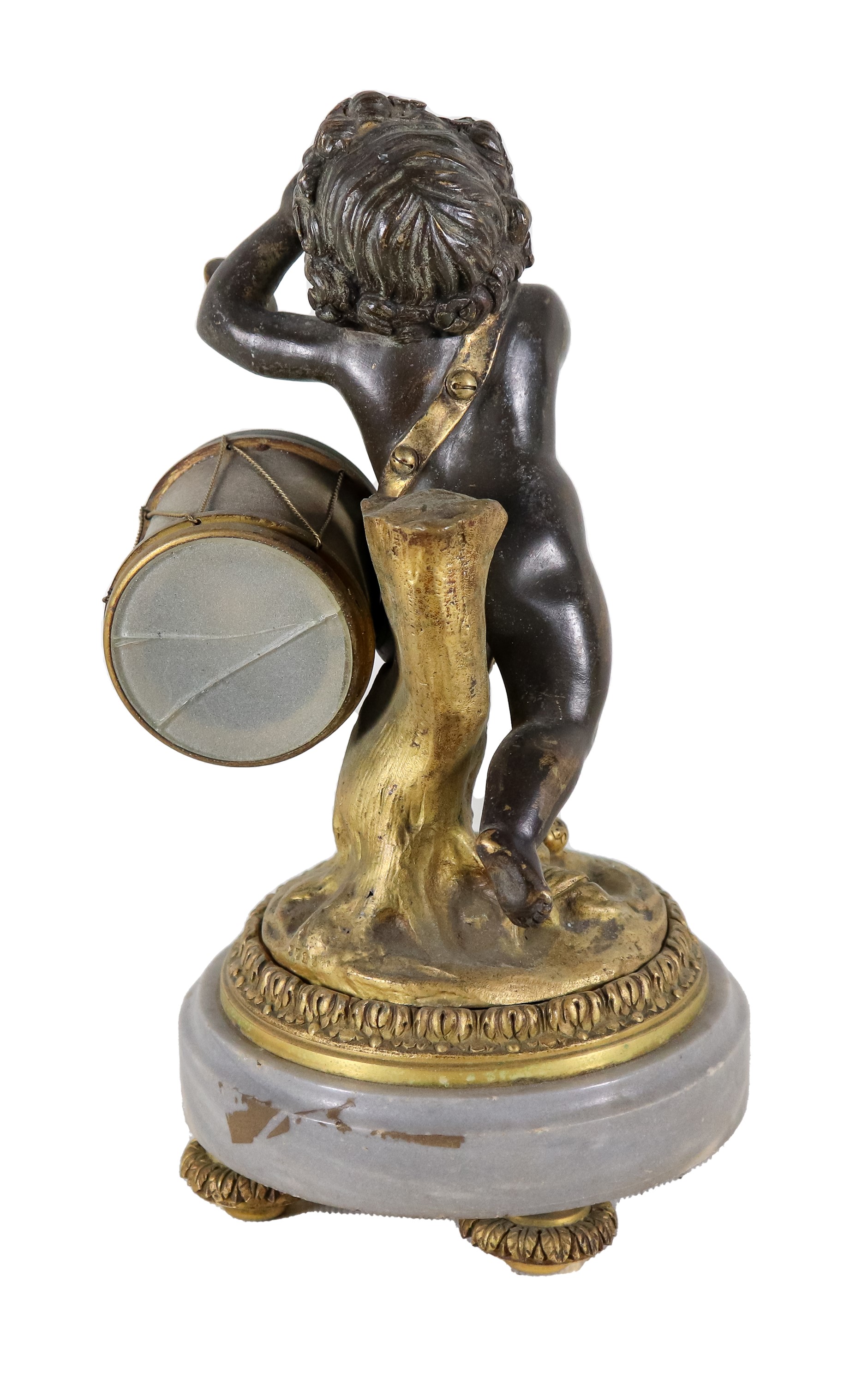 Piccolo orologio da tavolo sorretto da scultura in bronzo di "Putto suonatore", quadrante in smal...