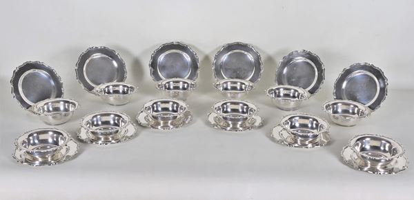 Lotto di dodici coppe con piattini in argento, con bordi centinati, cesellati e sbalzati (24 pz), gr. 2600