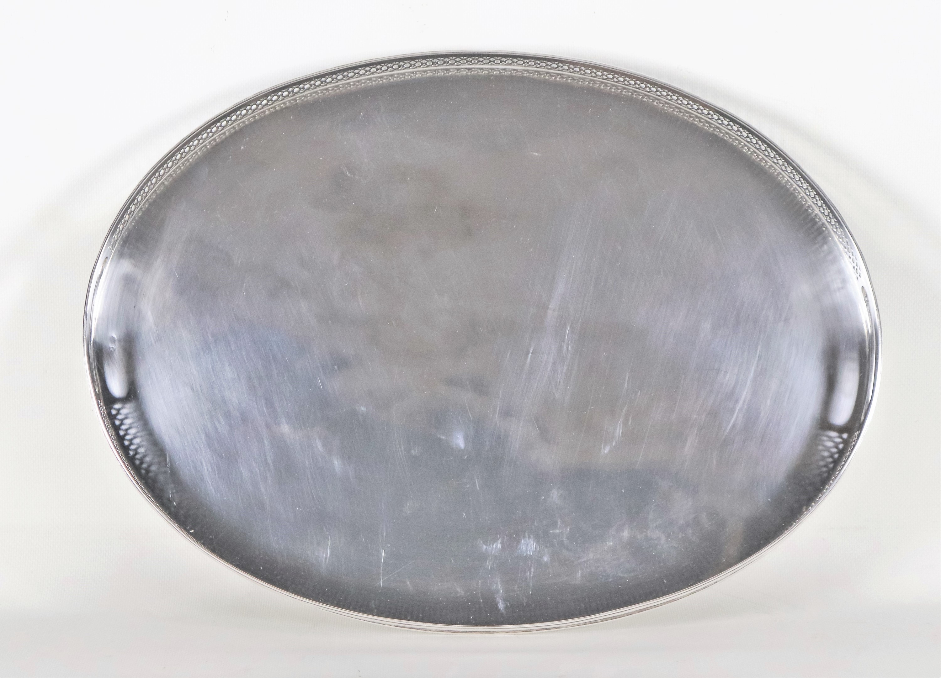 Vassoio ovale in argento con ringhierina cesellata e traforata, gr. 1440