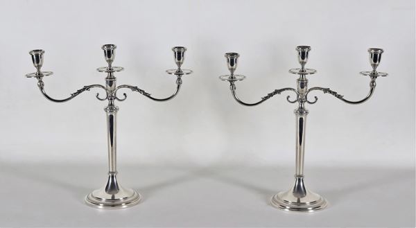 Coppia di candelabri in argento cesellato e sbalzato a motivi Impero, 3 fiamme ciascuno, gr. 1140