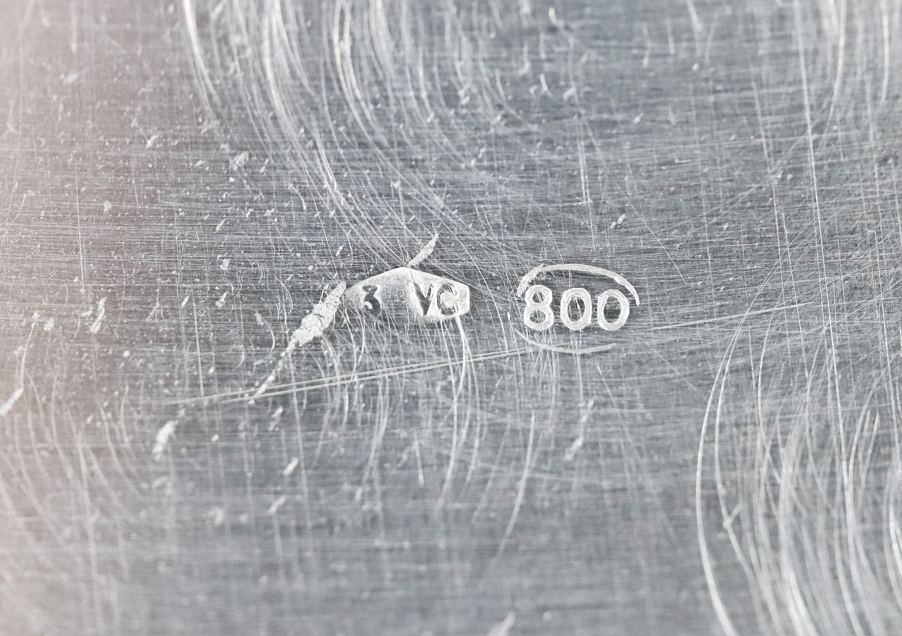 Coppia di piatti tondi in argento con bordo centinato e sbalzato, gr. 930