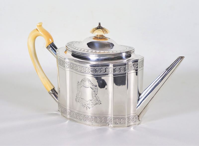 Teiera in argento Epoca Giorgio III, cesellata, sbalzata e sfaccettata, con pomo e manico in osso...