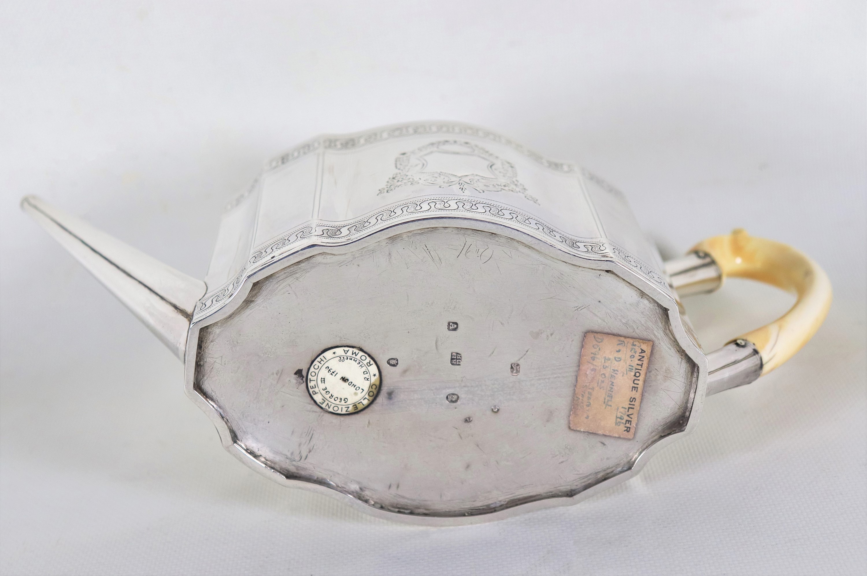 Teiera in argento Epoca Giorgio III, cesellata, sbalzata e sfaccettata, con pomo e manico in osso...