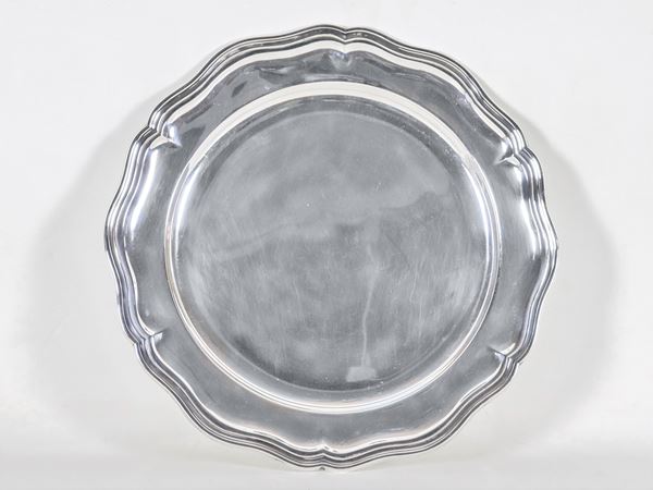 Grande piatto tondo da portata in argento, con bordo centinato e sbalzato, gr. 1170