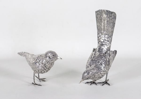 Lotto di due sculture di "Uccelli" in argento cesellato e sbalzato, una leggermente più grande, gr. 600