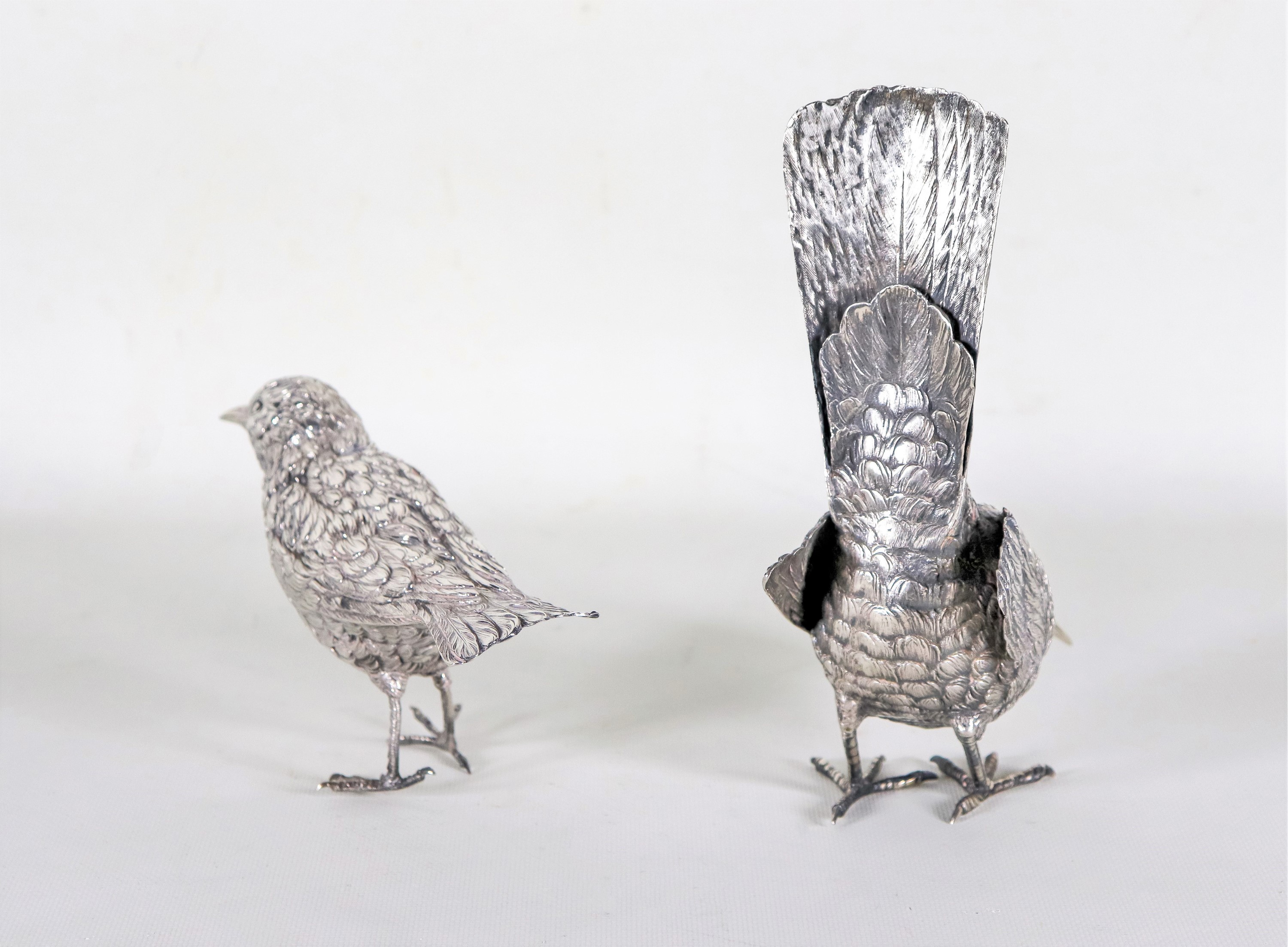 Lotto di due sculture di "Uccelli" in argento cesellato e sbalzato, una leggermente più grande, g...