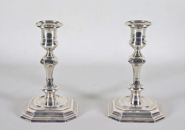 Coppia di candelieri Epoca Regina Vittoria in argento cesellato e sbalzato, qualche difetto