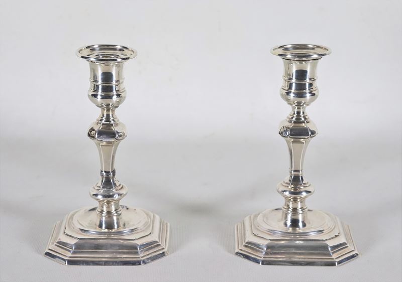Coppia di candelieri Epoca Regina Vittoria in argento cesellato e sbalzato, qualche difetto