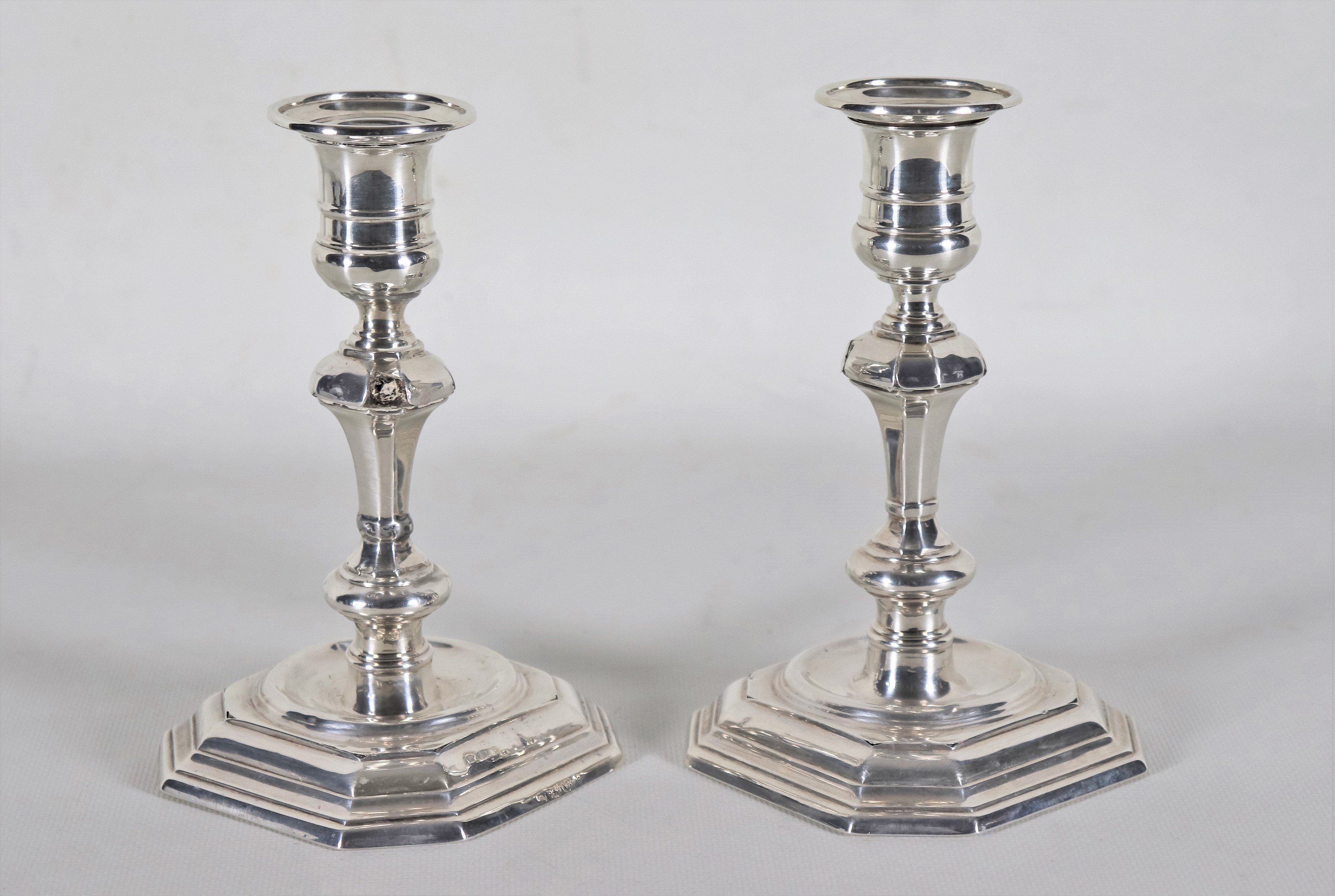 Coppia di candelieri Epoca Regina Vittoria in argento cesellato e sbalzato, qualche difetto