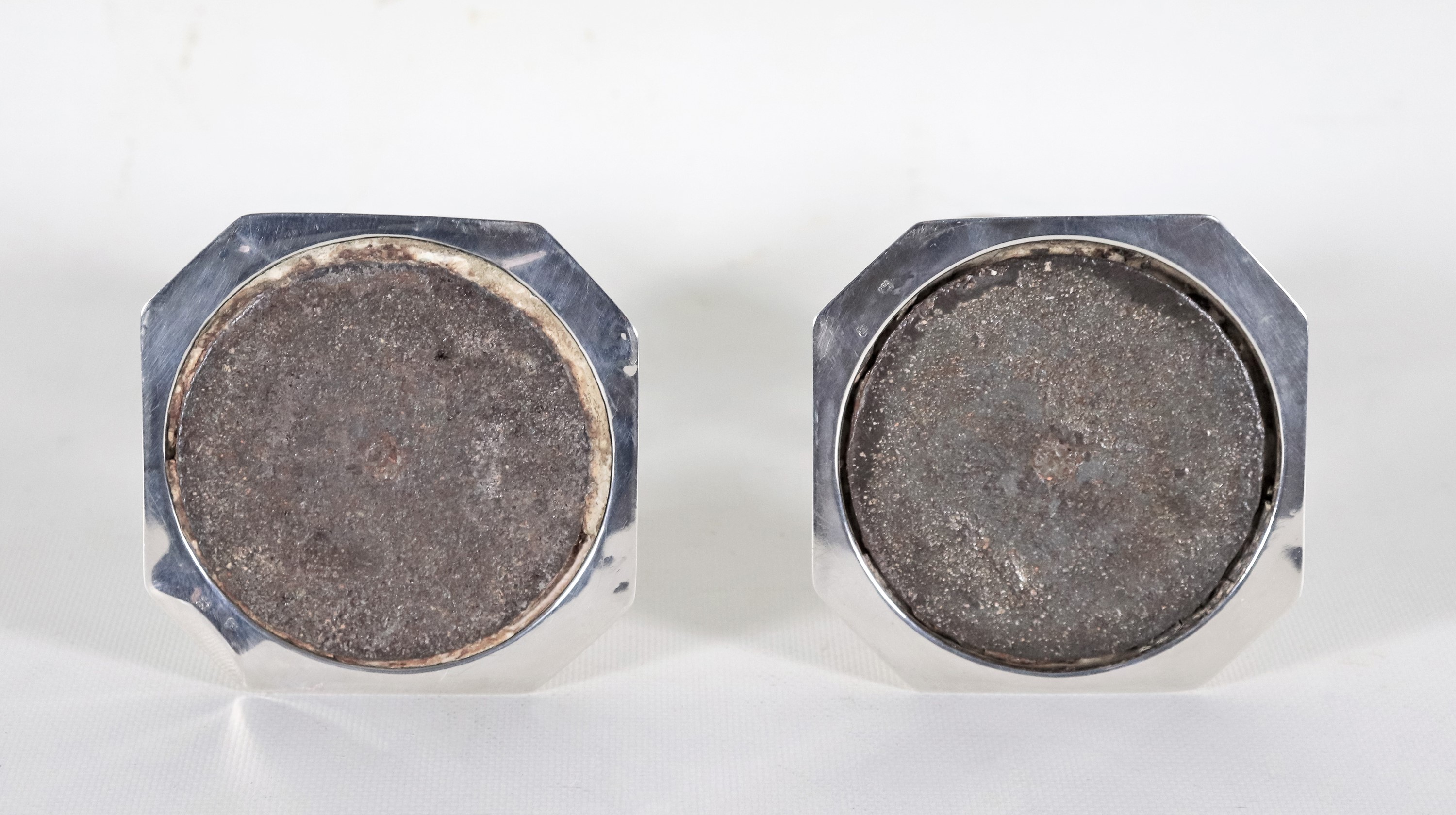 Coppia di candelieri Epoca Regina Vittoria in argento cesellato e sbalzato, qualche difetto