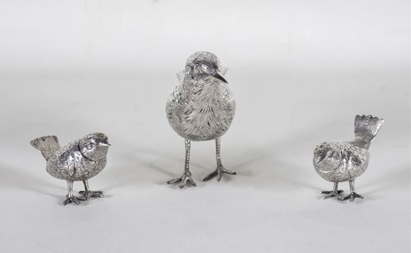 Lotto di tre sculture di "Uccelli" in argento cesellato e sbalzato, una grande e due piccole, gr. 370 
