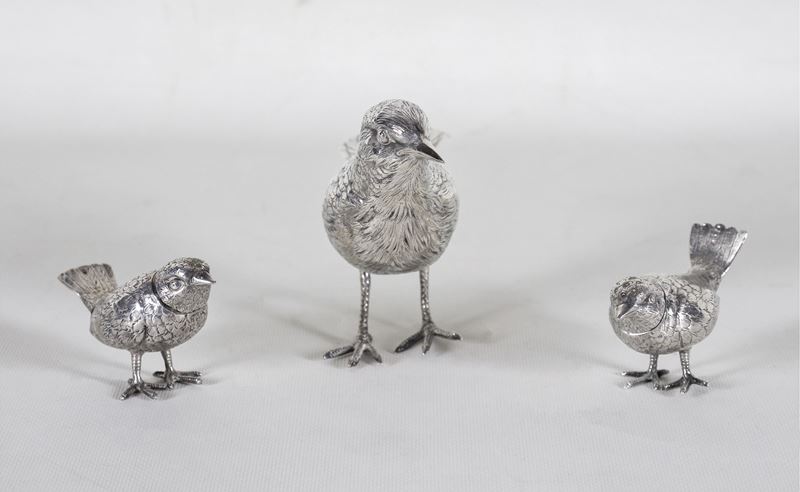 Lotto di tre sculture di "Uccelli" in argento cesellato e sbalzato, una grande e due piccole, gr....