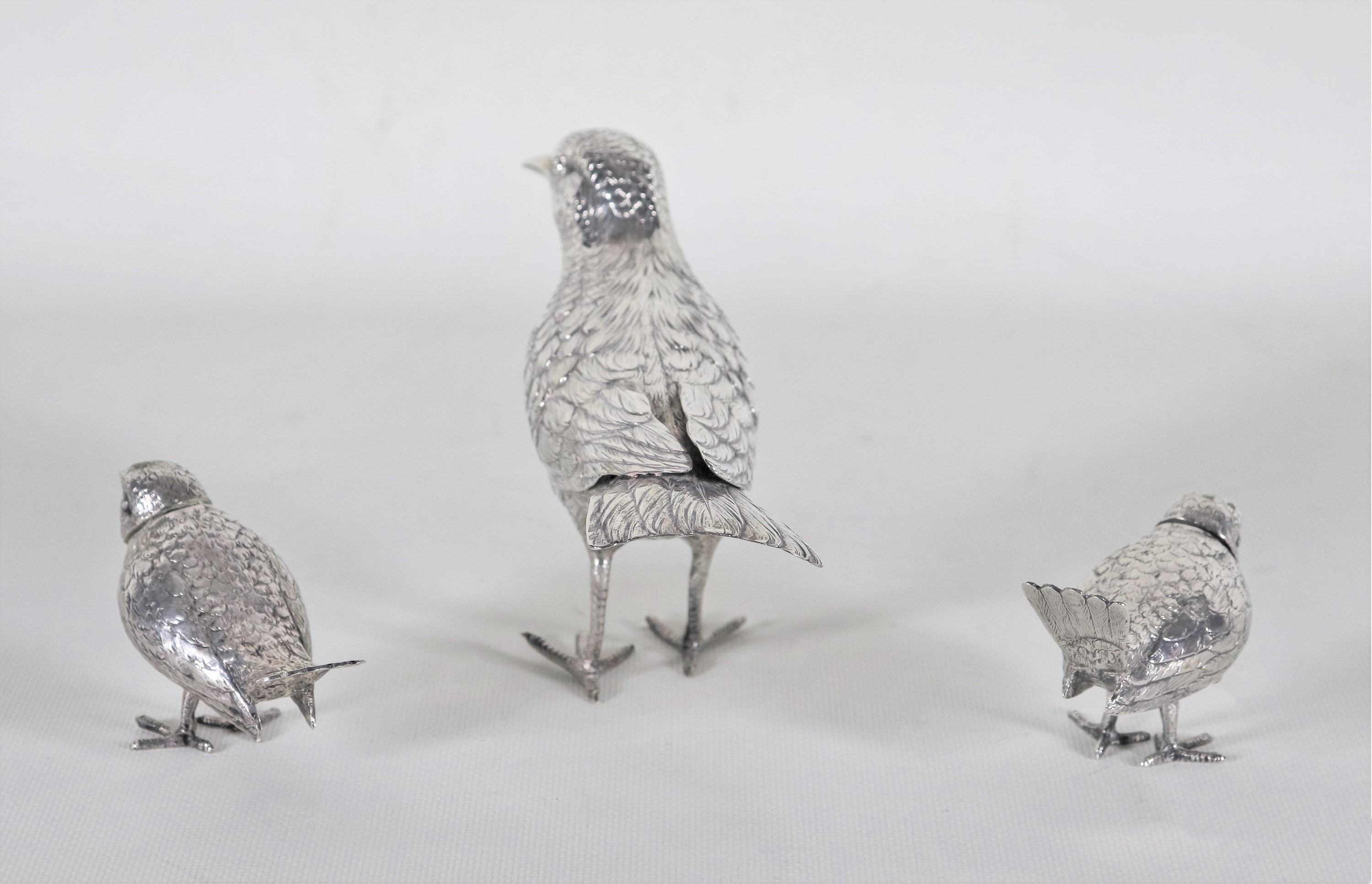 Lotto di tre sculture di "Uccelli" in argento cesellato e sbalzato, una grande e due piccole, gr....