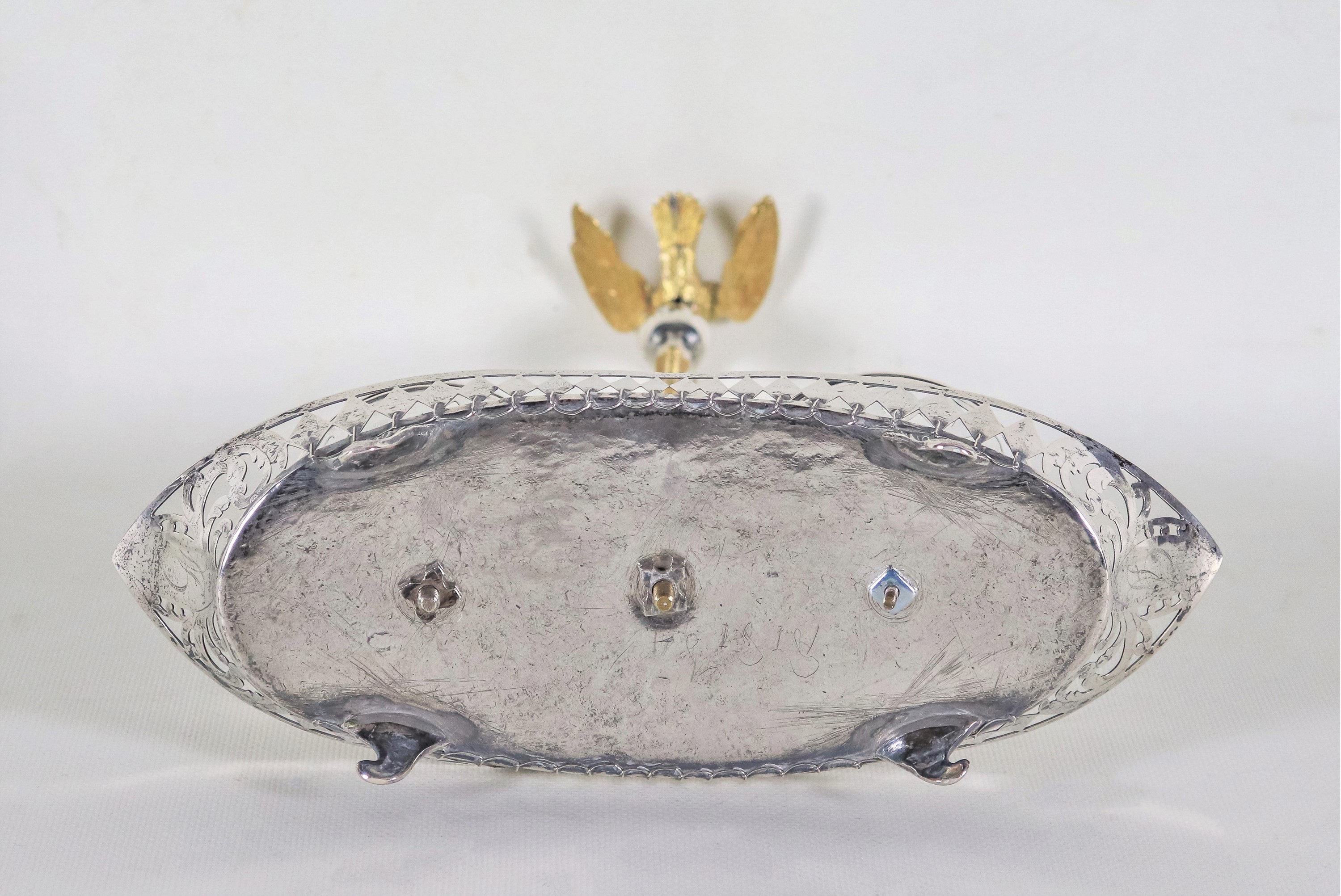 Antica oliera in argento, con bordo cesellato e traforato e manico a colonna sfaccettata sormonta...
