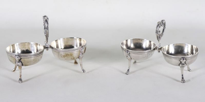 Coppia di doppie salierine in argento Periodo Ferdinando II, con manici a forma di teste di leoni...