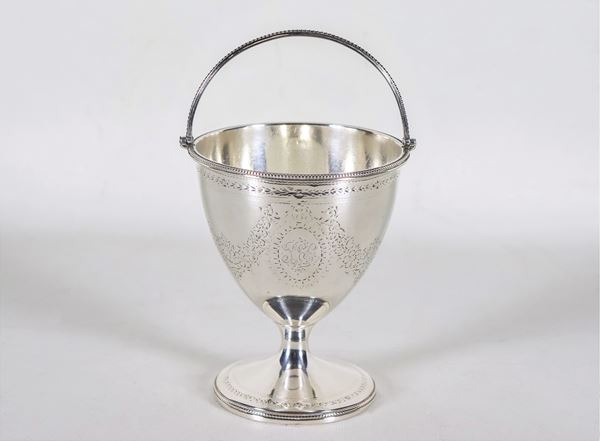 Zuccheriera per zollette Epoca Giorgio III, in argento cesellato e sbalzato a ghirlande floreali e medaglioni, gr. 265