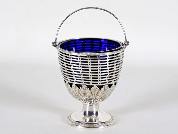 Zuccheriera Epoca Giorgio III in argento cesellato, sbalzato e traforato, a forma di cesto con vaschetta in cristallo blu cobalto, gr. 165