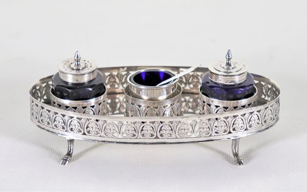Calamaio Impero in argento a forma ovale con ringhierina traforata a motivi di palmette, sorretto da quattro piedini ricurvi, due flaconi porta inchiostro e flacone centrale porta polvere in cristallo blu cobalto, gr. 170