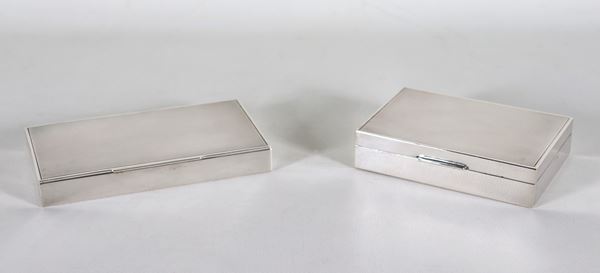 Lotto di due scatole portasigarette in legno rivestite in argento, misure diverse