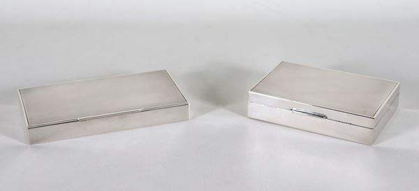 Lotto di due scatole portasigarette in legno rivestite in argento, misure diverse
