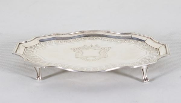Small silver salver from the George III era, with an arched oval shape, supported by four curved feet, gr. 150