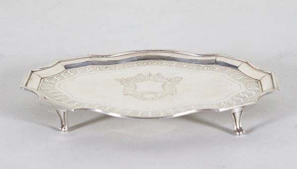 Piccolo salver in argento Epoca Giorgio III, a forma ovale centinata, sorretto da quattro piedini ricurvi, gr. 150