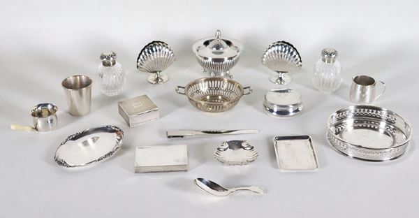 Lot in chiseled and embossed silver (18 pcs), gr. 760