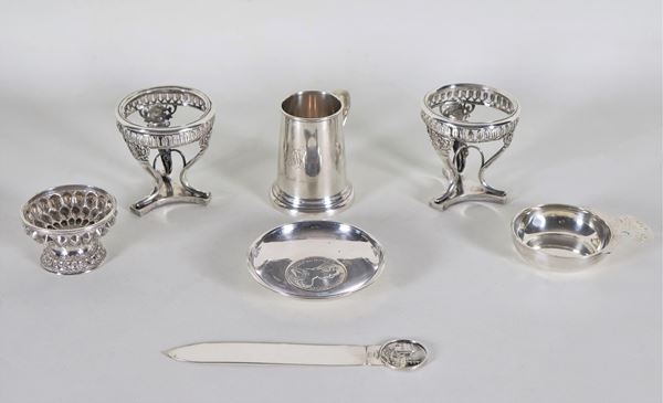 Lot in chiseled and embossed silver (7 pcs), gr. 470
