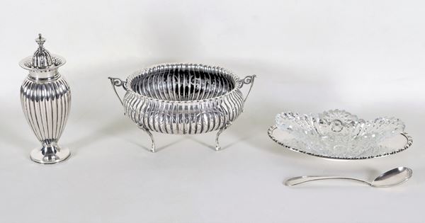 Lotto in argento cesellato e sbalzato di un portasalse con vaschetta in cristallo, uno spargizucchero e un portabonbon tondo sorretto da tre piedini ricurvi (3 pz), gr. 520