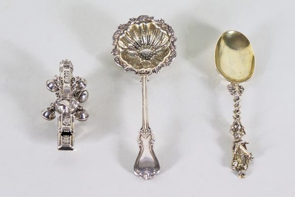 Antique lot in chiseled and embossed silver of a rattle with whistle, a Russian strainer for tea and a ceremonial spoon (3 pcs), gr. 200
