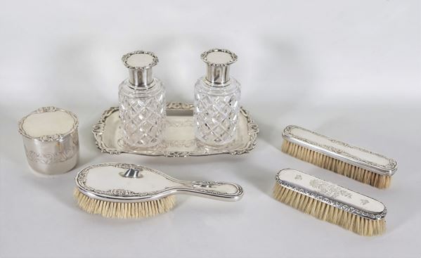Antique toilet set in silver-plated, embossed and chiseled metal (7 pcs)