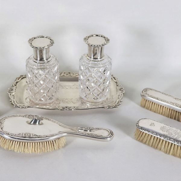 Antique toilet set in silver-plated, embossed and chiseled metal (7 pcs)