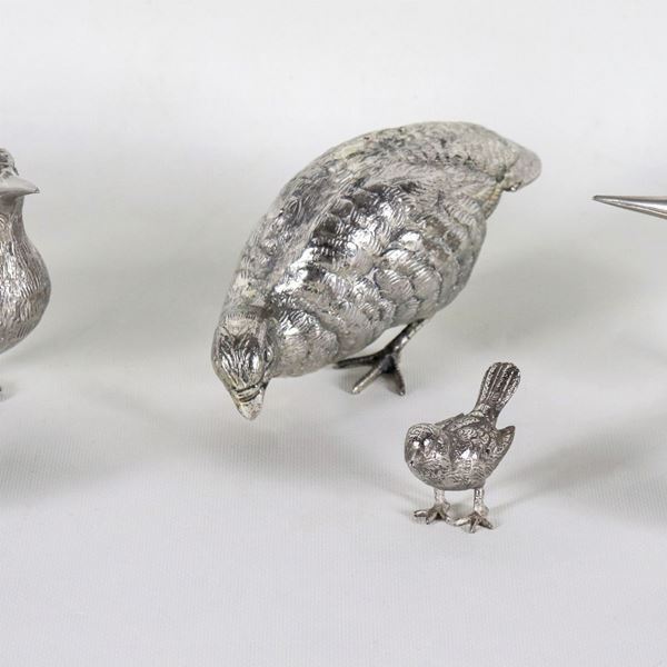 Lotto di sei piccole sculture di "Uccelli", in bronzo argentato, sbalzato e cesellato