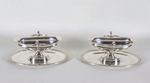 Coppia di salsiere a barchetta in metallo argentato Christofle, con manici cesellati e sbalzati e bordi perlinati