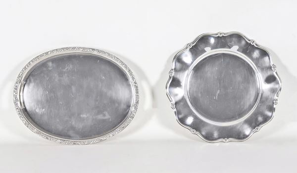 Lot in silver-plated, embossed and chiseled metal of a round dessert plate and a small oval tray (2 pcs)