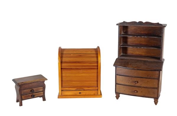 Lot of three furniture models in various woods