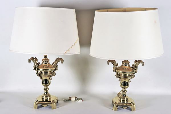 Coppia di anfore in bronzo argentato e dorato, montate a lampade