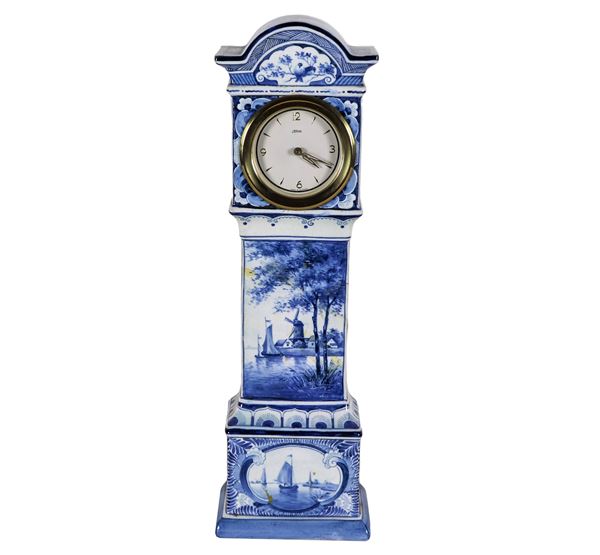 Orologio da tavolo in porcellana bianca con decorazioni in blu a motivi di paesaggi, quadrante firmato Kaiser