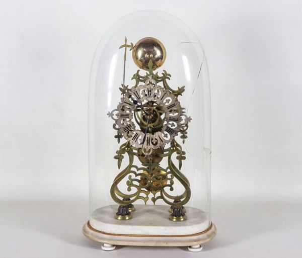 Orologio scheletrico da tavolo in metallo dorato, con campana in vetro soffiato danneggiata