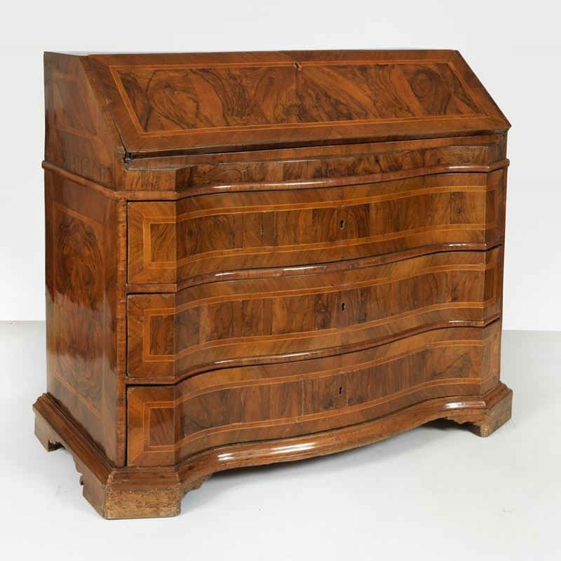 Ribalta ferrarese Luigi XV a forma mossa, in noce e radica di noce, con intarsi in bois de rose e...