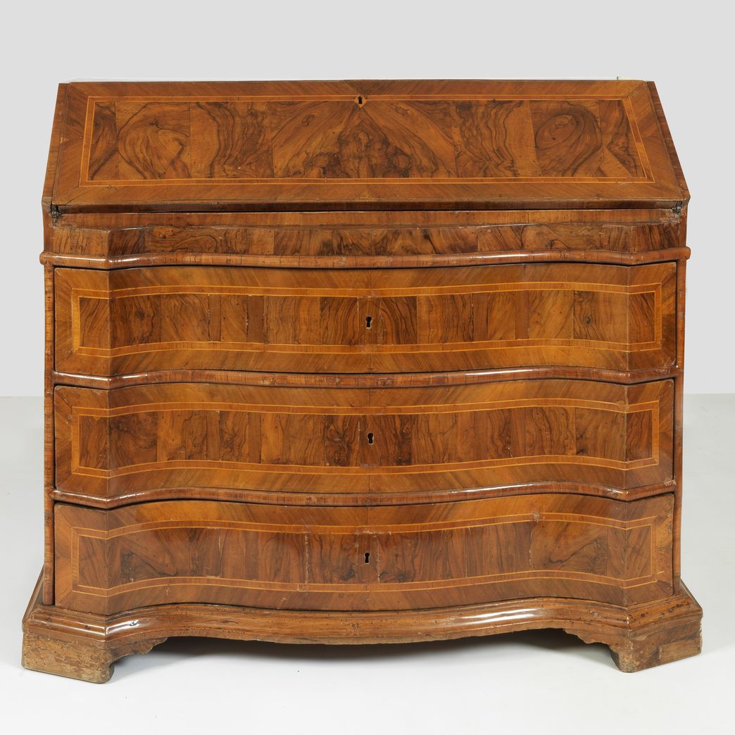 Ribalta ferrarese Luigi XV a forma mossa, in noce e radica di noce, con intarsi in bois de rose e...