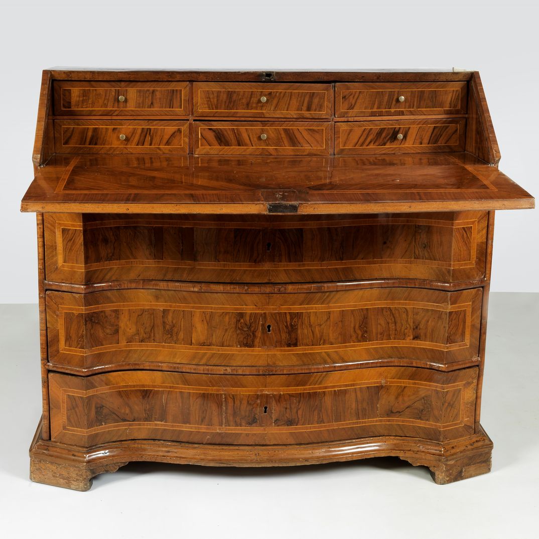 Ribalta ferrarese Luigi XV a forma mossa, in noce e radica di noce, con intarsi in bois de rose e...