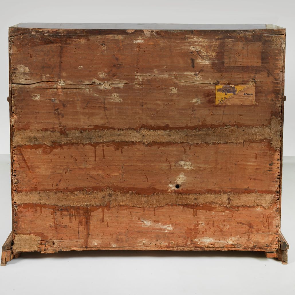 Ribalta ferrarese Luigi XV a forma mossa, in noce e radica di noce, con intarsi in bois de rose e...