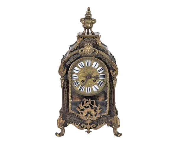 French table clock Boulle Napoleon III, fake black tortoiseshell with inlays and friezes in gilded and chiseled bronze, dial with Roman numerals in enamel