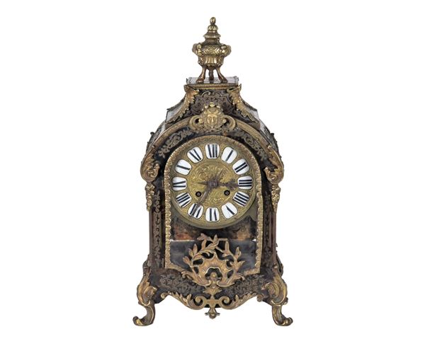 Pendola da tavolo francese Boulle Napoleone III, a finta tartaruga nera con intarsi e fregi in bronzo dorato e cesellato, quadrante a cifre romane in smalto