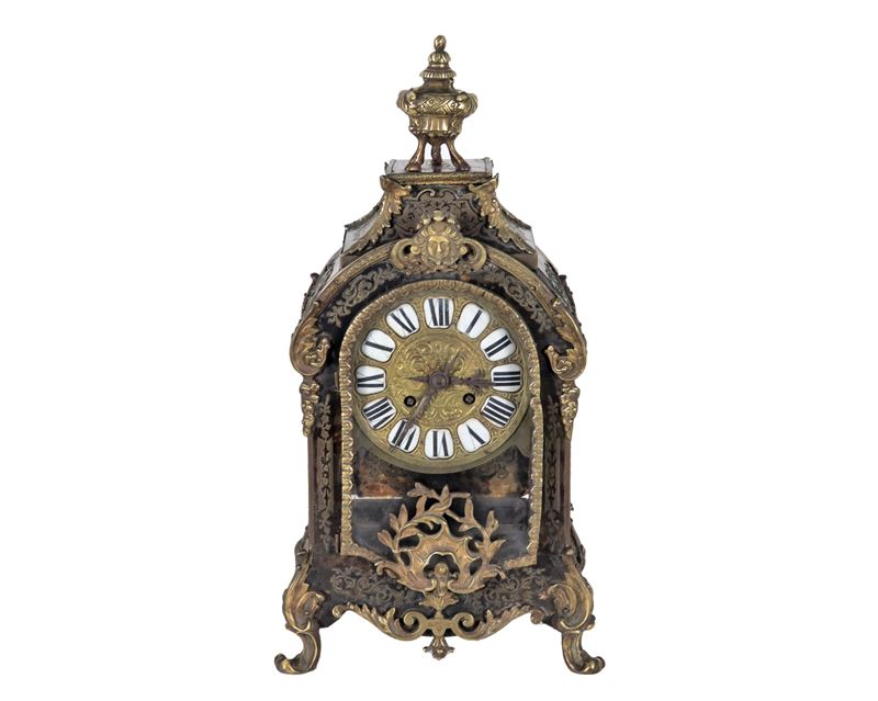 Pendola da tavolo francese Boulle Napoleone III, a finta tartaruga nera con intarsi e fregi in br...