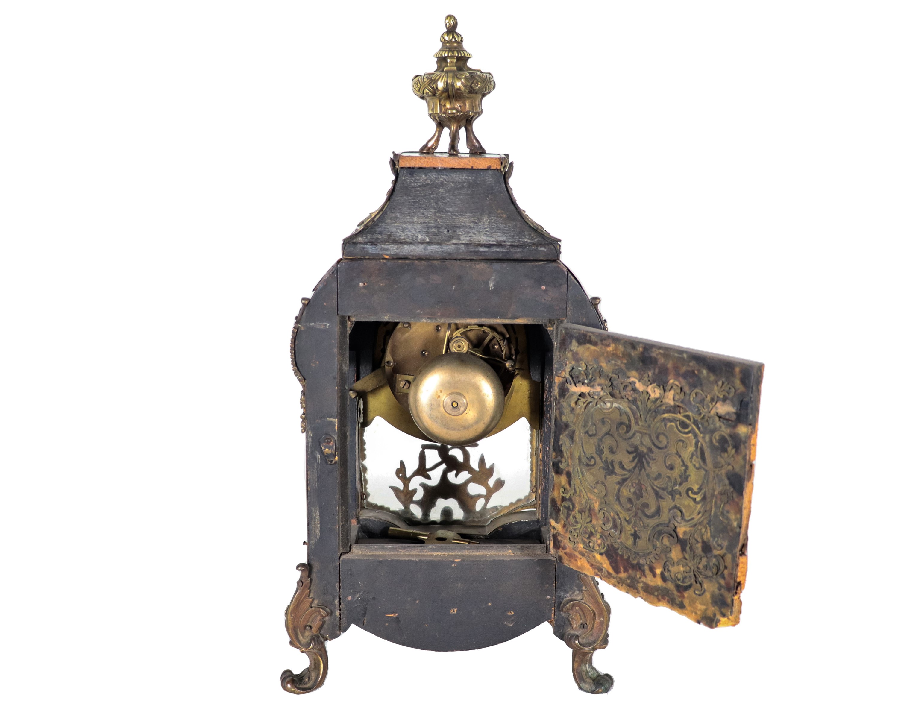 Pendola da tavolo francese Boulle Napoleone III, a finta tartaruga nera con intarsi e fregi in br...